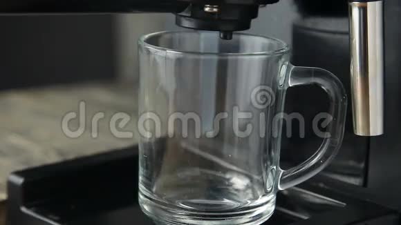咖啡机倒一杯饮料视频的预览图