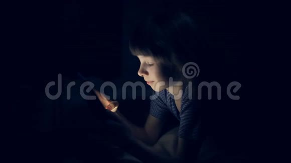 一个晚上躺在床上的小女孩视频的预览图