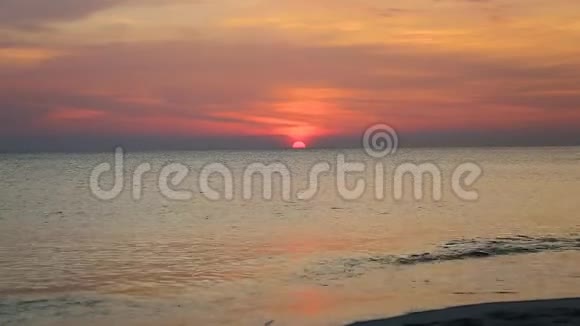 阿鲁巴岛鹰滩上令人惊叹的日落加勒比视频的预览图