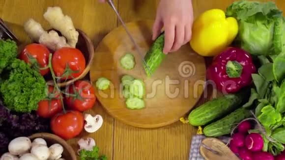 厨师切黄瓜做沙拉慢动作视频的预览图