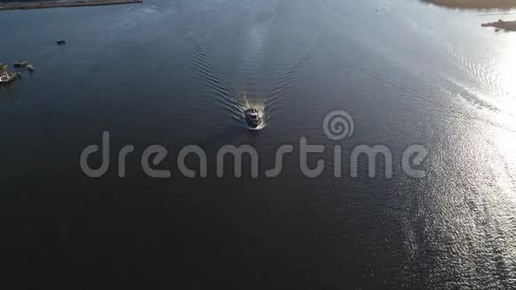 特拉华河杜格船的空中景观视频的预览图