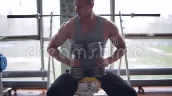 运动员用哑铃做胸部锻炼视频的预览图