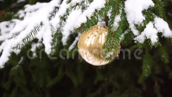 雪地里的圣诞装饰品视频的预览图
