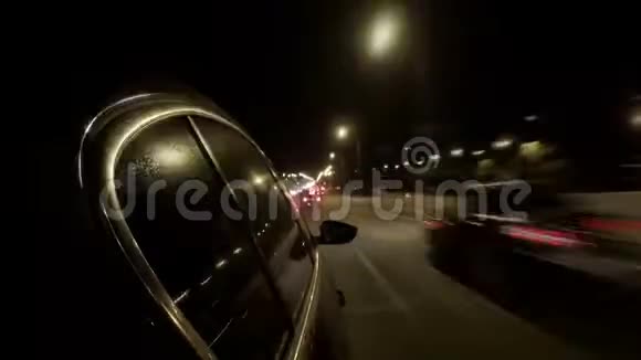 夜城交通中的汽车视频的预览图