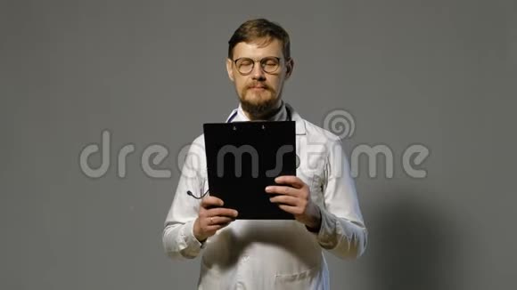 医生灰色背景白大褂医学概念视频的预览图