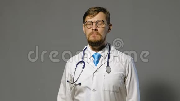 医生灰色背景白大褂医学概念视频的预览图