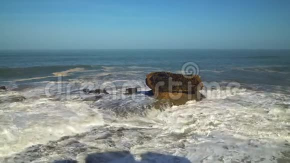 完美的海浪在摩洛哥沙漠的岩石海岸大西洋非洲的前面破碎视频的预览图
