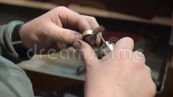 珠宝商做一件珠宝视频的预览图