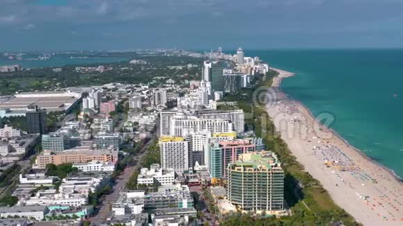 迈阿密佛罗里达州美国2019年5月空中无人机全景飞行迈阿密海滩南海滩沙子和大海从上面视频的预览图