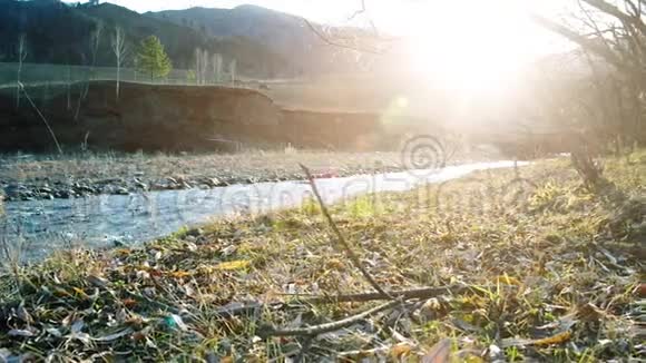 多利滑块拍摄了在森林附近的一条山河里飞溅的水潮湿的岩石和阳光水平稳定视频的预览图