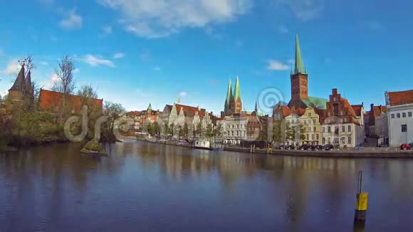 德国卢贝克中世纪城市的天际线视频的预览图