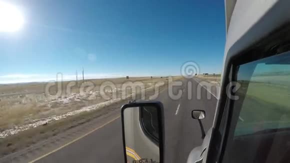 半卡车挡风玻璃公路驾驶视频的预览图