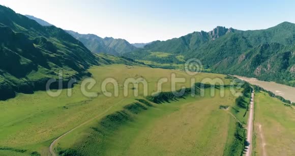 阳光明媚的夏季早晨空中乡村山路和草地沥青公路和河流视频的预览图