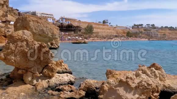 靠近珊瑚礁的红海落基海滩埃及红海海岸度假村视频的预览图