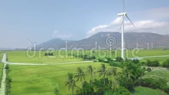 风力涡轮机在风能站无人机视图替代自然源生态涵养风电场空中作业视频的预览图