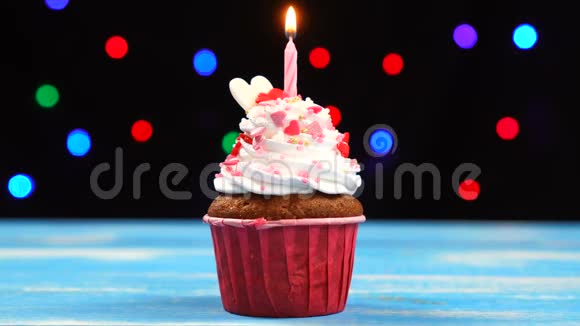 五颜六色的纸杯蛋糕与单一的生日蜡烛视频的预览图