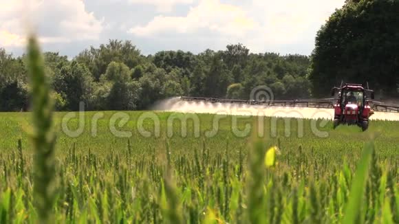 拖拉机用化学物质喷洒农田以保护作物视频的预览图