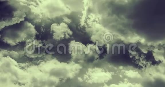 惊涛骇浪的云朵飞翔的动画视频的预览图