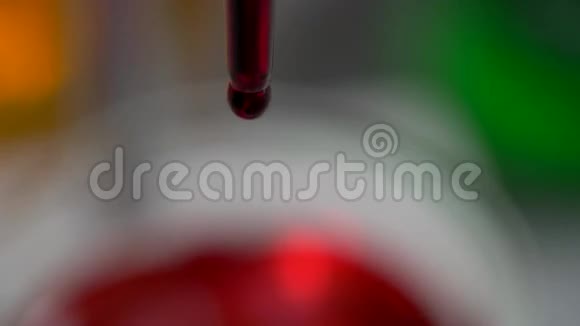 在实验室里滴入烧瓶的红色液体视频的预览图