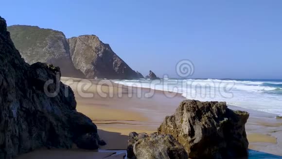 葡萄牙大西洋海岸的桑迪和岩石海滩视频的预览图