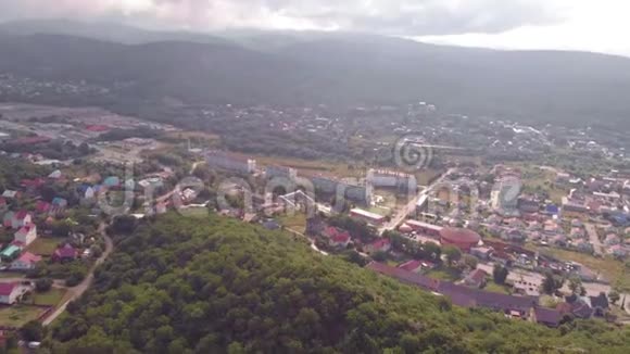 在山上的住宅楼上飞翔空中射击视频的预览图