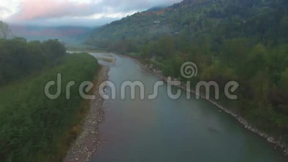 空中飞行喀尔巴阡山脉日出前在山河上空飞行视频的预览图