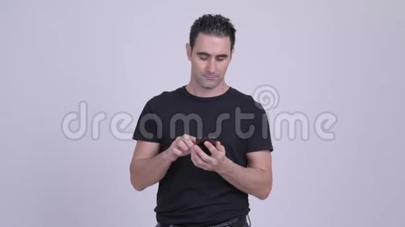 帅哥在白色背景下用手机思考视频的预览图