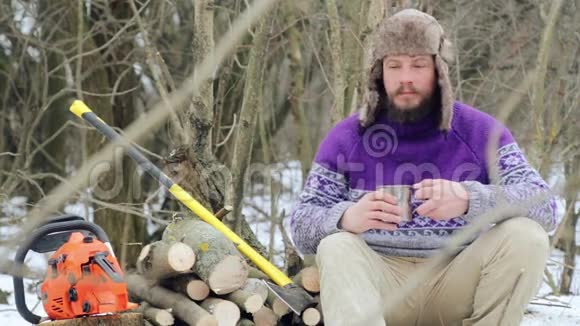 大胡子在森林里喝茶视频的预览图