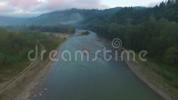 空中飞行喀尔巴阡山脉日出前在山河上空飞行视频的预览图