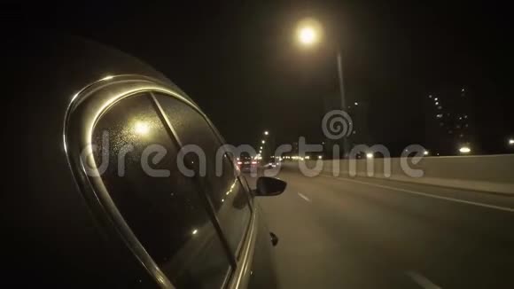 夜城交通中的汽车视频的预览图