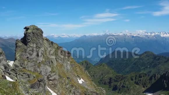 春天阿尔卑斯山的风景意大利阿尔卑斯山意大利视频的预览图