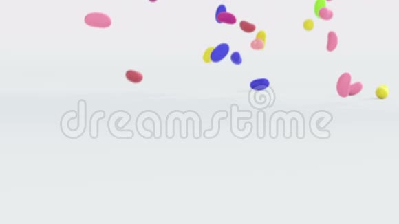 五颜六色的糖果软糖落在白色的表面上视频的预览图