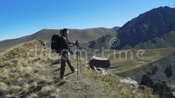 徒步旅行的女人走在山上视频的预览图