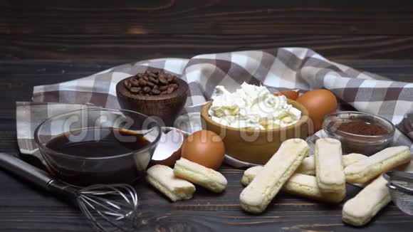 制作意大利传统甜点提拉米苏的配料框架视频的预览图