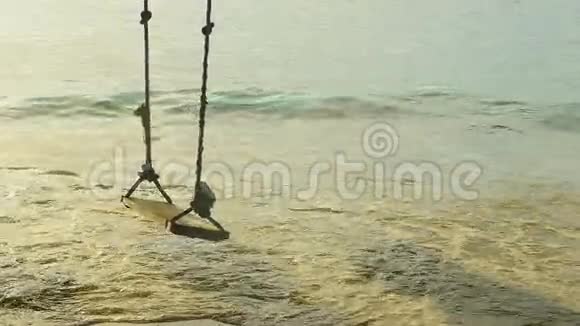 一根绳子在海滩上摆动视频的预览图