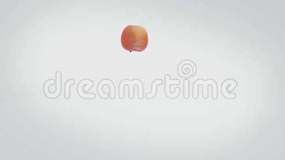 一个苹果嬉戏地蹦蹦跳跳来到屏幕中央休息视频的预览图