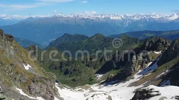 春天阿尔卑斯山的风景意大利阿尔卑斯山意大利视频的预览图