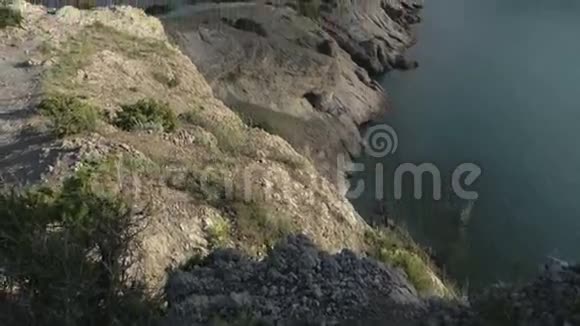 蓝色海湾和卡拉乌尔奥巴山的景色黑海克里米亚的山脉视频的预览图
