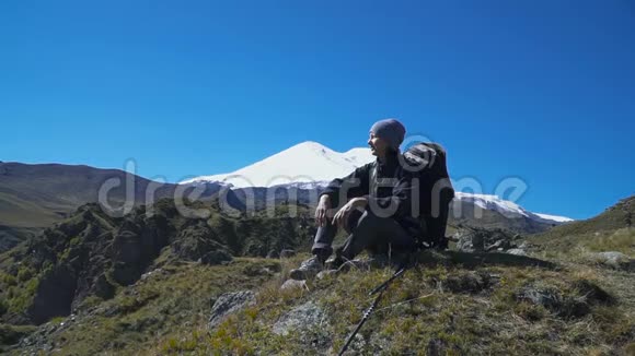 徒步旅行的女人走在山上视频的预览图