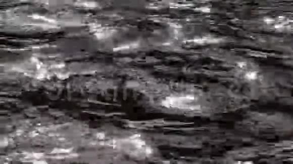 抽象性质波浪状的河面上闪烁着美丽的阳光视频的预览图