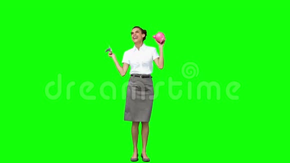 微笑的女人慢吞吞地拿着储蓄罐视频的预览图