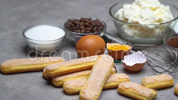 烹饪提拉米苏萨沃亚迪饼干马斯卡彭奶油糖可可视频的预览图
