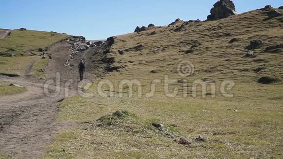 徒步旅行的女人走在山上视频的预览图