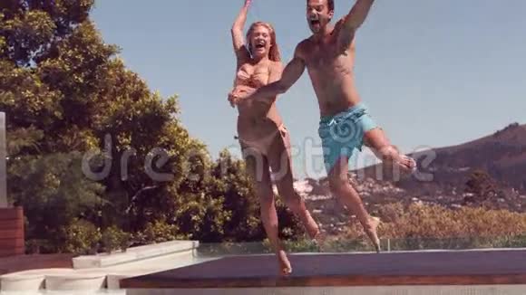一对夫妇手牵手跳入游泳池视频的预览图