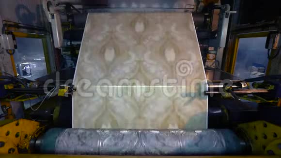 壁纸工厂的印刷机壁纸的生产过程视频的预览图