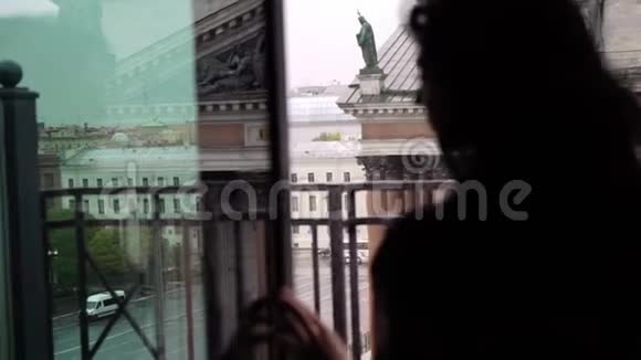 年轻的黑发女人穿着内衣住在靠近窗户的卧室里摆姿势视频的预览图
