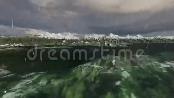 带雨的山峰在海洋之间视频的预览图