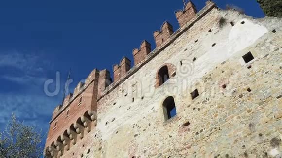 意大利维琴察马斯蒂亚这座城堡位于山顶上的城镇的上部视频的预览图