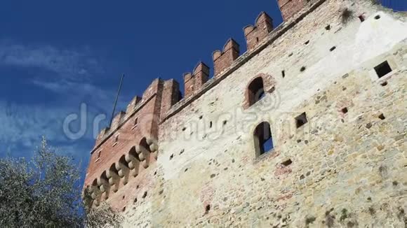 意大利维琴察马斯蒂亚这座城堡位于山顶上的城镇的上部视频的预览图