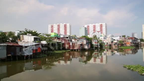 越南西贡河畔胡志明市贫民窟视频的预览图